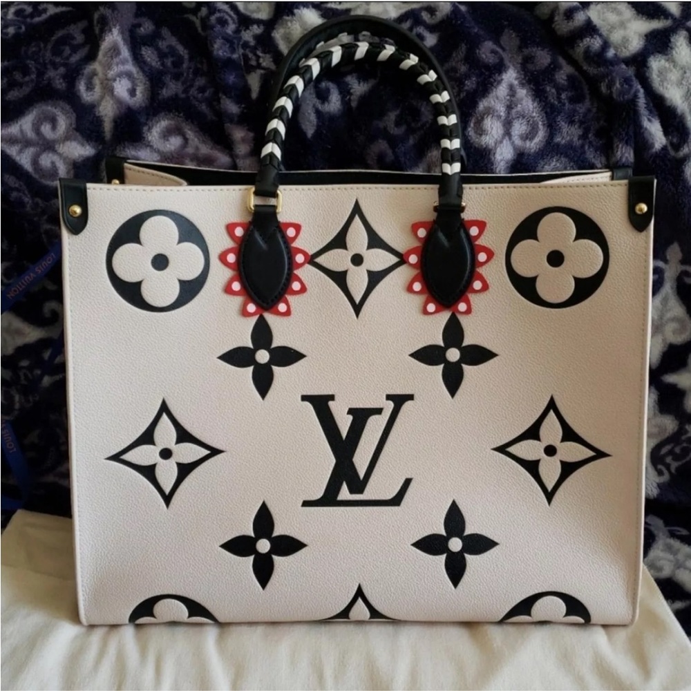 Louis Vuitton Onthego GM Giant
Monogram Giant Flower Empreinte
Creme Bag